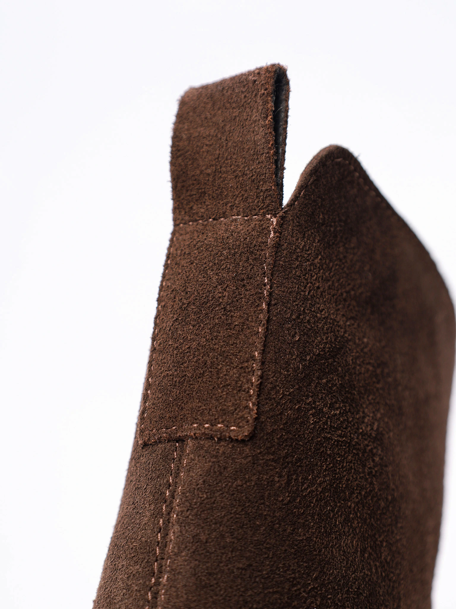 Ботинки темно-коричневого цвета из рельефной подошве